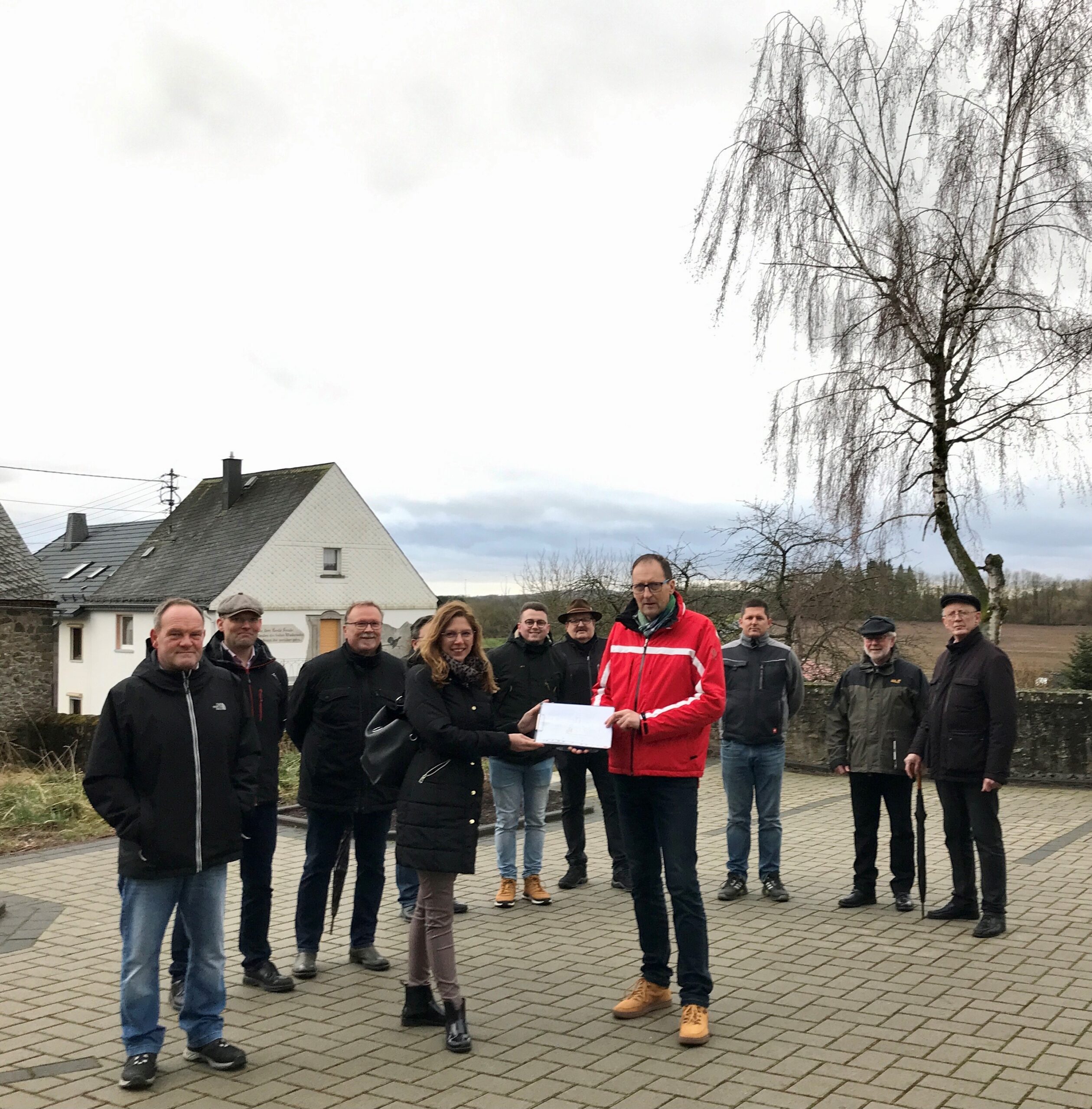 Johannes Jung informiert Sabine Bätzing-Lichtenthäler über Planungen für ein neues Gemeindezentrum. 18.02.2022